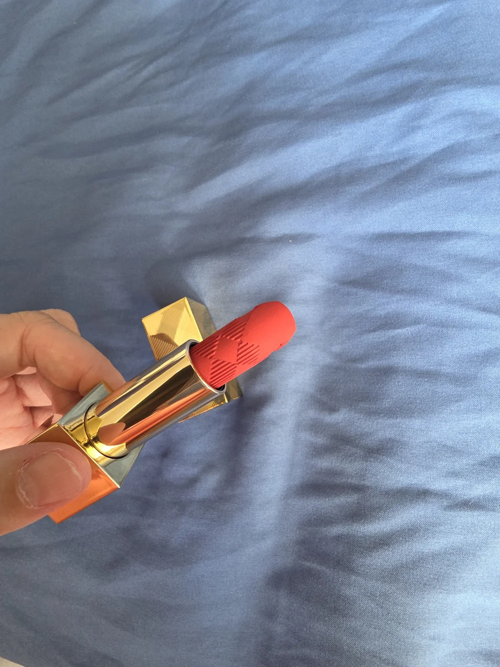 Burberry Kisses  - 106 Matte The Red New No Box